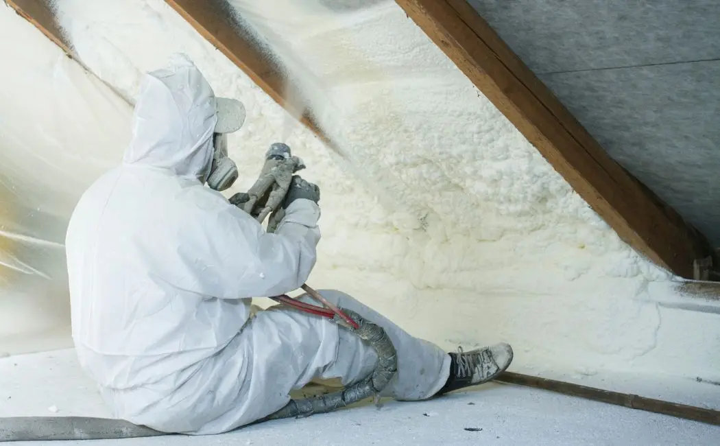 Dlaczego warto uszczelniać dach pianką poliuretanową?