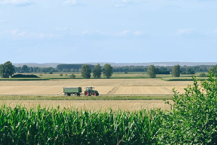 Jak wybrać ciągnik rolniczy do wielkości gospodarstwa?
