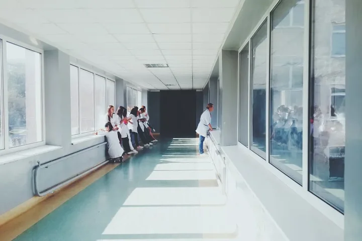 Normy i przepisy regulujące instalacje gazów medycznych w Polsce
