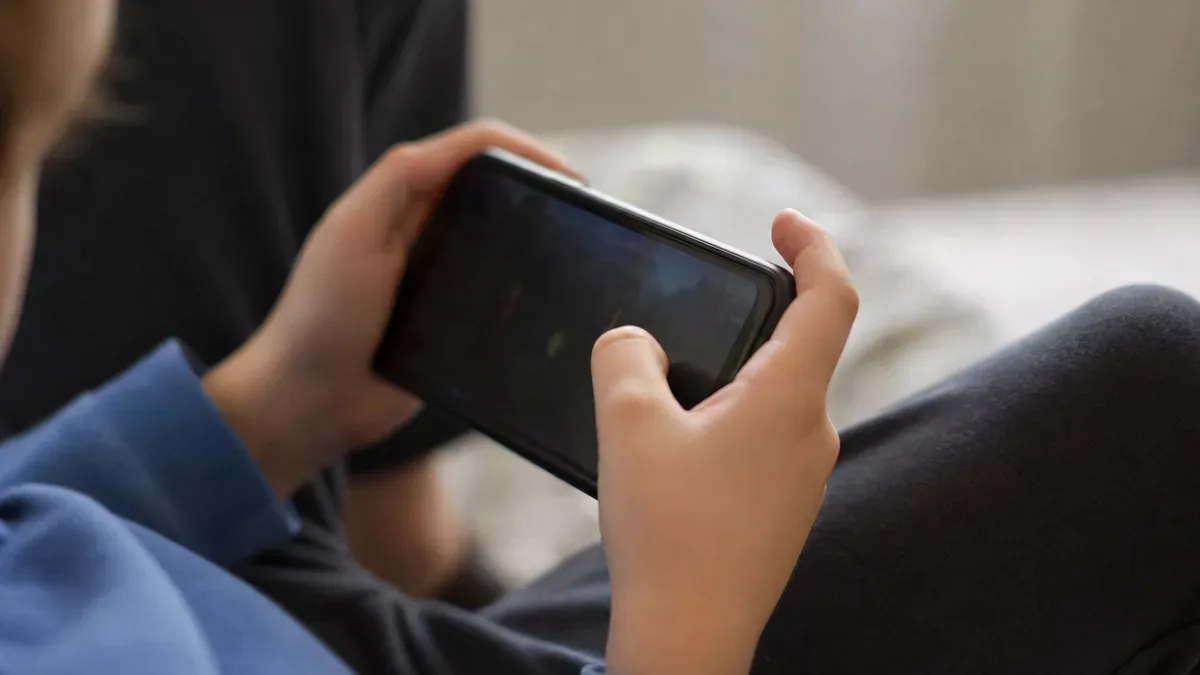 Child grooming w sieci - tak dorosły zdobywa zaufanie dziecka
