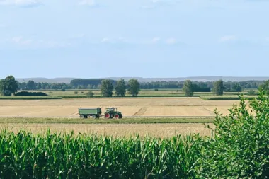 Jak wybrać ciągnik rolniczy do wielkości gospodarstwa?