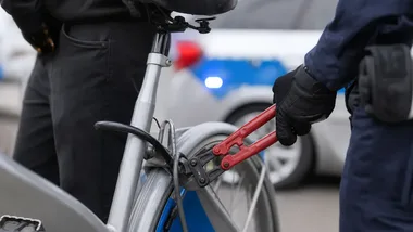 Rower za 1000 zł skradziony w Świętochłowicach. Policja szuka mężczyzny