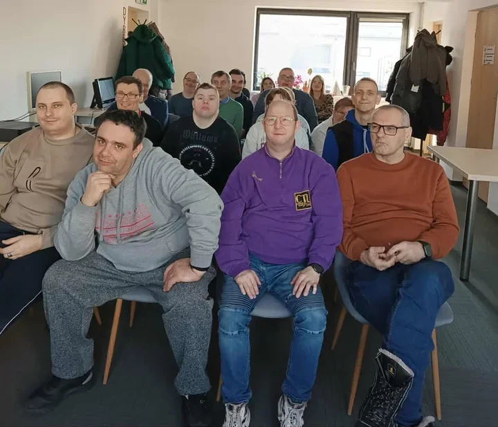 Przedwojenne szlagiery powróciły przy półkach - spotkanie Senior + w bibliotece