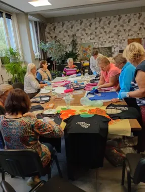 Zwykła koszulka, niezwykły pomysł. „Biblioteka Barw” ruszyła w Świętochłowicach