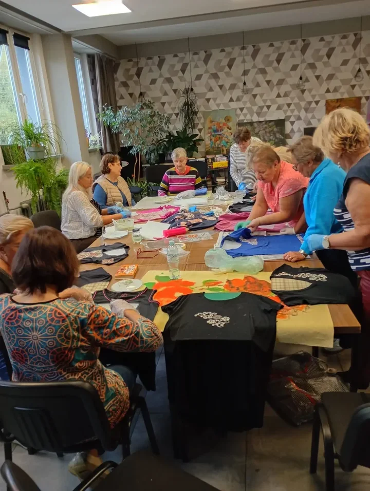 Zwykła koszulka, niezwykły pomysł. „Biblioteka Barw” ruszyła w Świętochłowicach