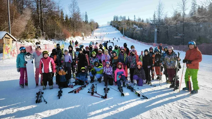 Uczniowie SP2 wrócili z obozu narciarskiego - tydzień w Zwardoniu pełen śnieżnych przygód
