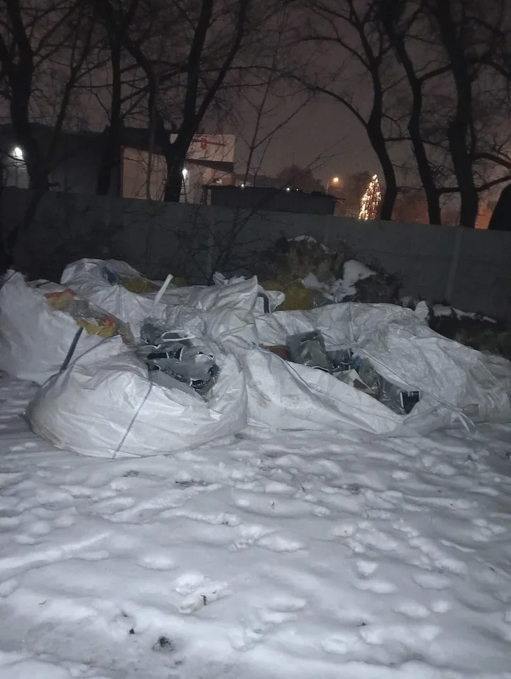 Podrzucone worki z odpadami w Lipinach - miasto prosi o pomoc