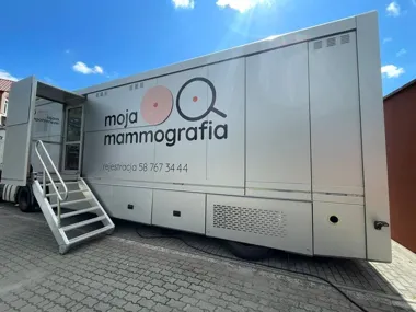 Mammobus zatrzyma się przy Kauflandzie. Badanie trwa kilka minut