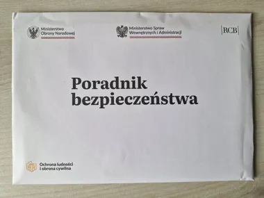 Poradnik bezpieczeństwa czeka w urzędzie. Zebrano w nim wskazówki na trudne sytuacje