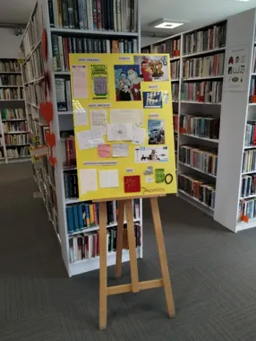 Zakładki z książek trafiły do telewizji. Wystawa czeka w Bibliotece Centralnej