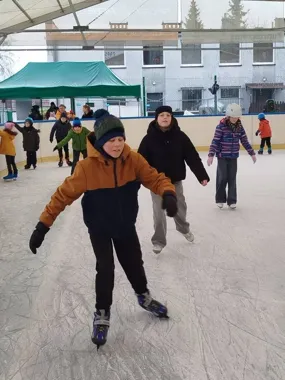 Na lodowisku w Świętochłowicach - Bezpieczne Ferie z policyjną odwagą i rodzinną atmosferą