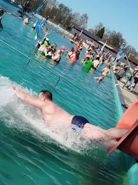 Skałka w jeden dzień zebrała morsy, szachistów i ludzi z wielkim sercem