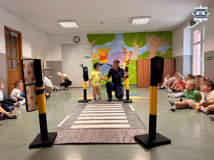 Policyjne miasteczko w przedszkolu. Dzieci ćwiczyły przejście przez jezdnię
