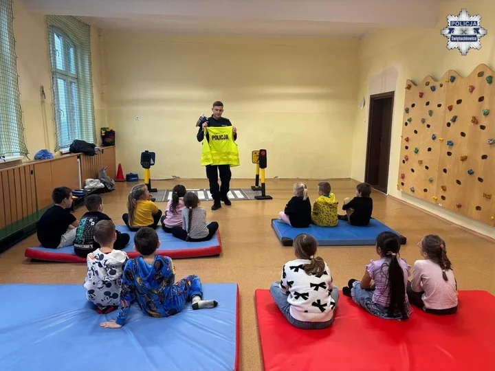 Policjanci z Świętochłowic w Szkole nr 17 - dzieci o odblaskach i przejściach