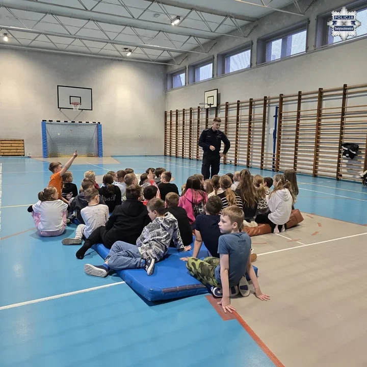 Świętochłowiccy policjanci w SP nr 8 - ferie, sanki, lód i zasady bezpieczeństwa