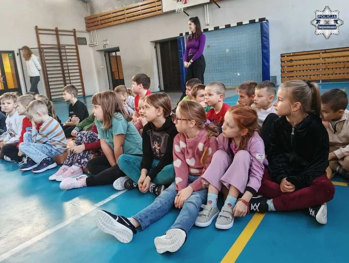 Policjanci Komendy Miejskiej w Świętochłowicach uczyli pierwszaków bezpieczeństwa