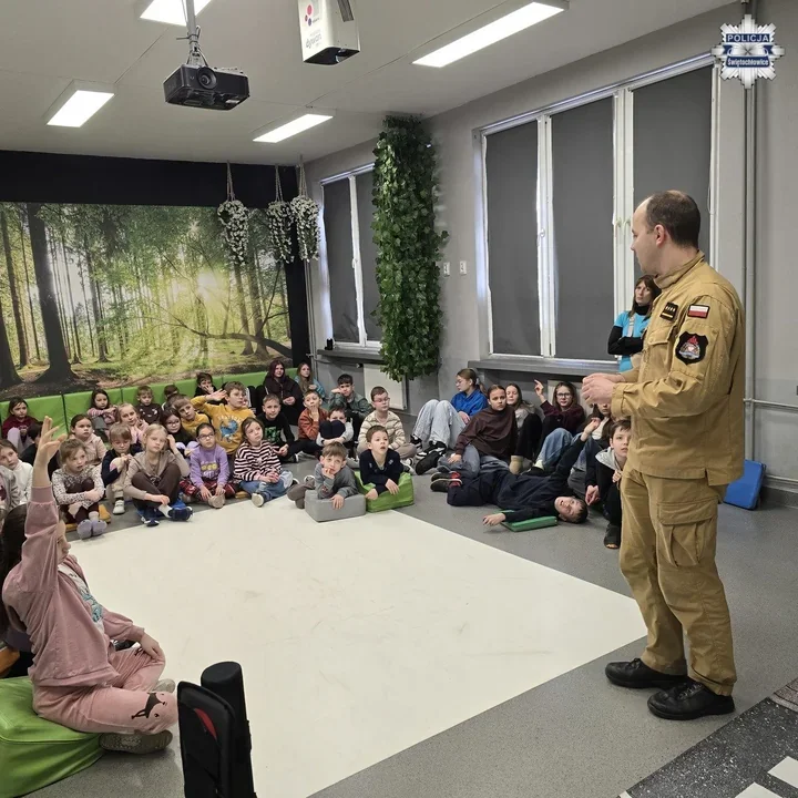 Policjanci i strażacy ze Świętochłowic uczą dzieci bezpieczeństwa podczas ferii