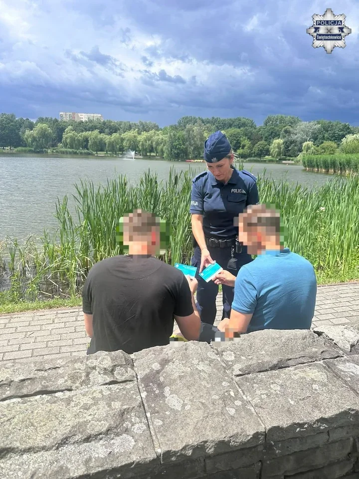 Bilet na basen zamiast mandatu - świętochłowiccy policjanci ruszyli nad wodę