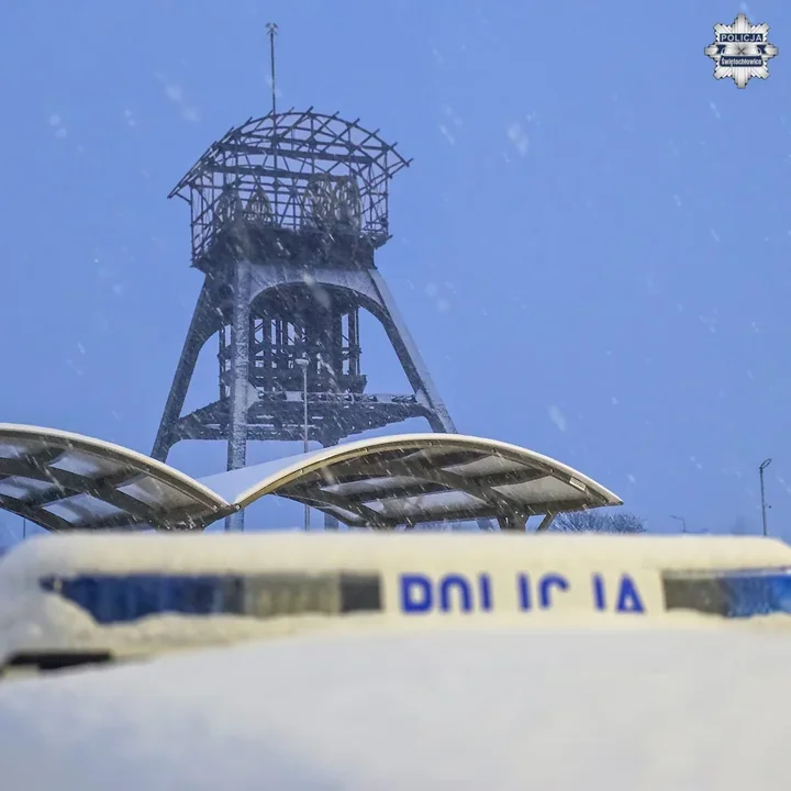 Zaśnieżone samochody na drogach - mandat do 3 tys. zł i 12 punktów