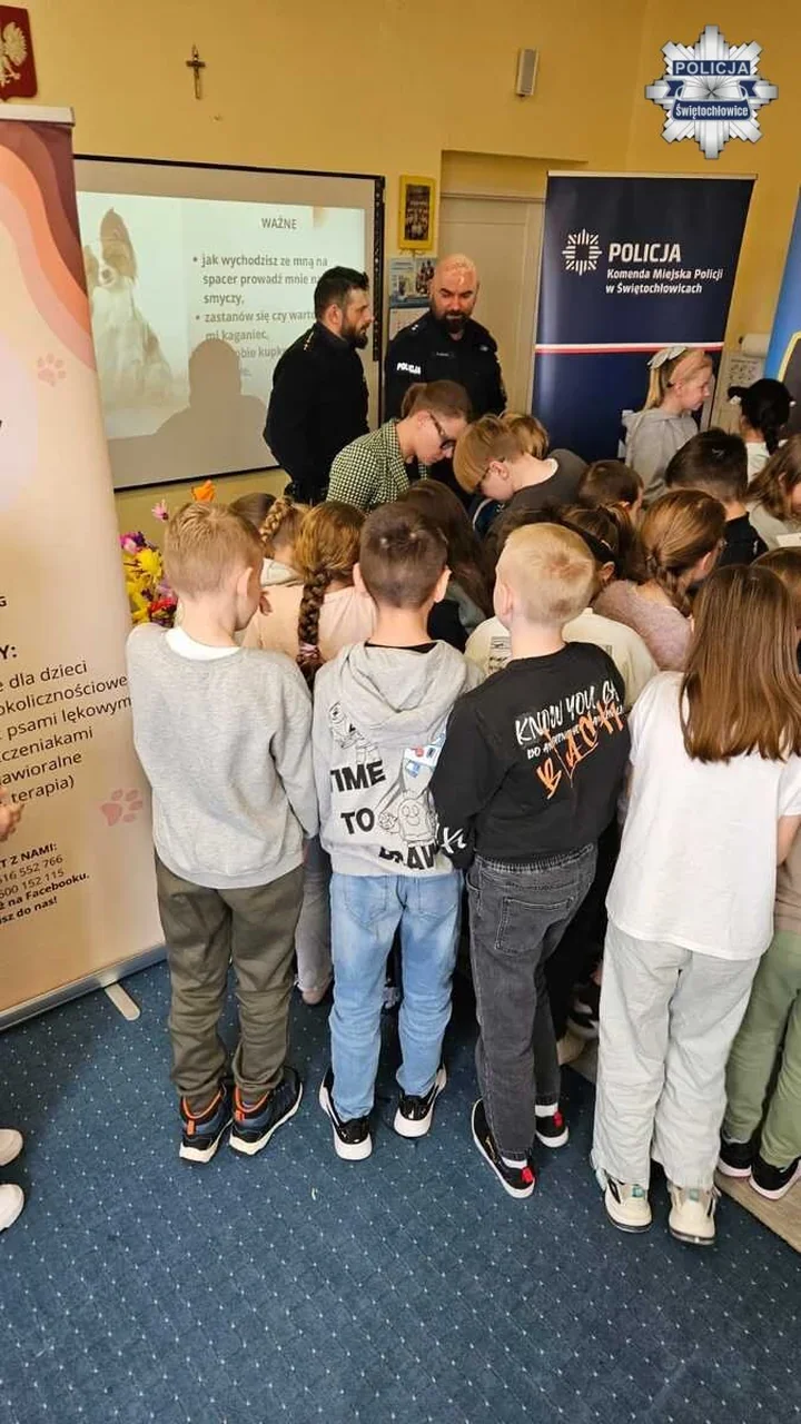 Łapy w górę w Świętochłowicach - policjanci pokazali dzieciom groźne błędy