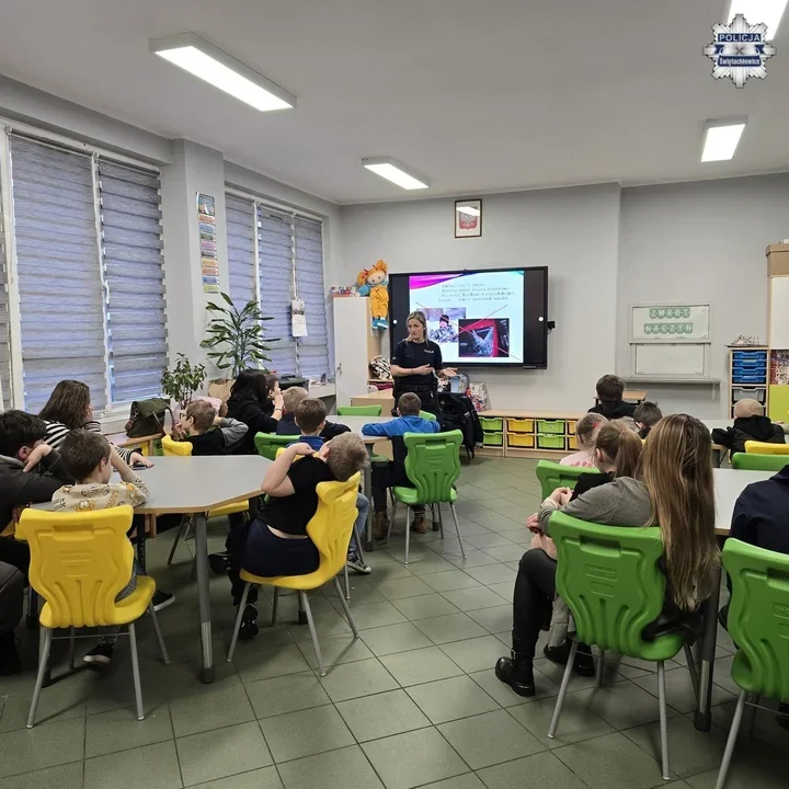 Policjanci odwiedzili dwie szkoły - uczniowie pytali o bezpieczeństwo zimą