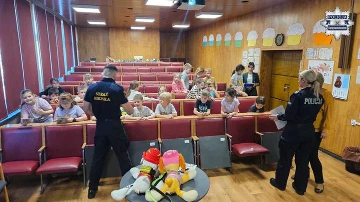 Dzieci uczone, jak przeżyć spotkanie z psem - policja rusza z kampanią "Łapy w górę