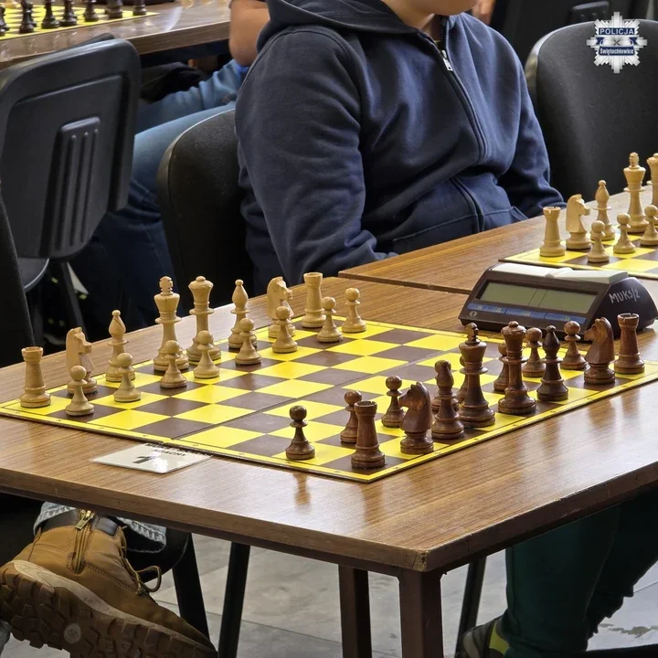 Turniej szachowy w bibliotece - policja i sanepid uczyli bezpiecznych ferii