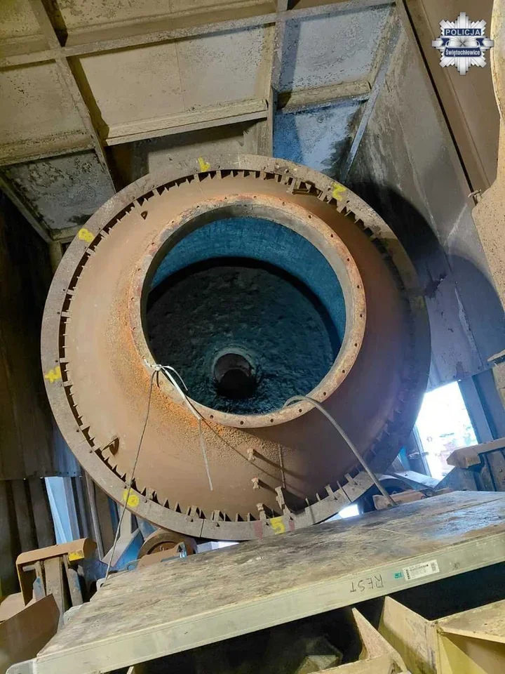 Trzech pracowników przygniecionych podczas demontażu pieca - akcja służb