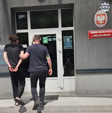 Odebrał ponad 130 tysięcy złotych od ofiary fałszywych policjantów