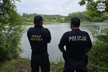 Dzielnicowi kontrolują akweny w Świętochłowicach. Sprawdzają, gdzie kąpią się mieszkańcy