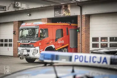 Po zderzeniu z drzewem kierowca został zakleszczony. To była symulacja