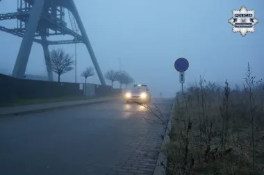 Mgła ogranicza widoczność. Policja przypomina o zasadach bezpiecznej jazdy