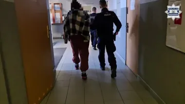 Biegła przez jezdnię - ugryzła policjanta, brat miał marihuanę