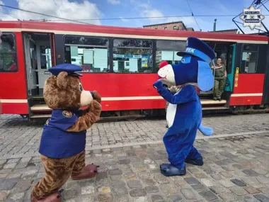 Policjanci wsiedli do tramwaju - tak ruszyły Bezpieczne Wakacje