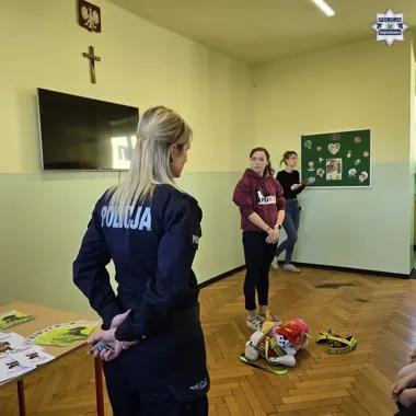 W SP3 uczniowie usłyszeli zasady, które mogą zatrzymać groźną sytuację