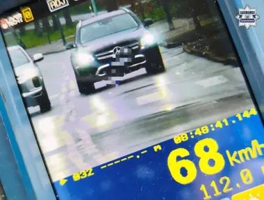 Mercedes wyprzedzał na pasach - policjanci wlepili 1900 zł i 22 punkty