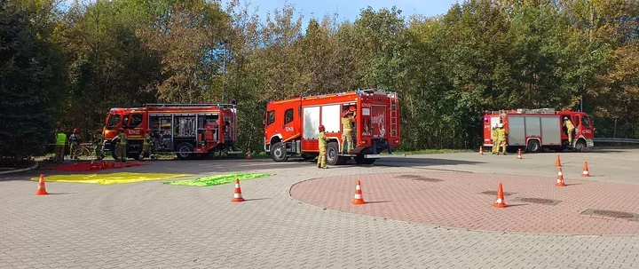 Dwa auta, materiał promieniotwórczy i przedmiot przypominający broń - służby ćwiczyły w Świętochłowicach
