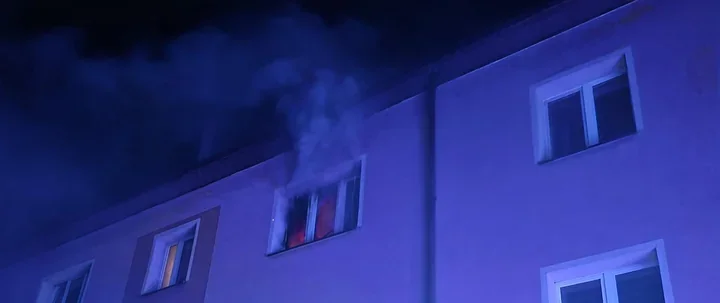 Ogień na drugim piętrze kamienicy w Świętochłowicach. Jedna osoba w szpitalu